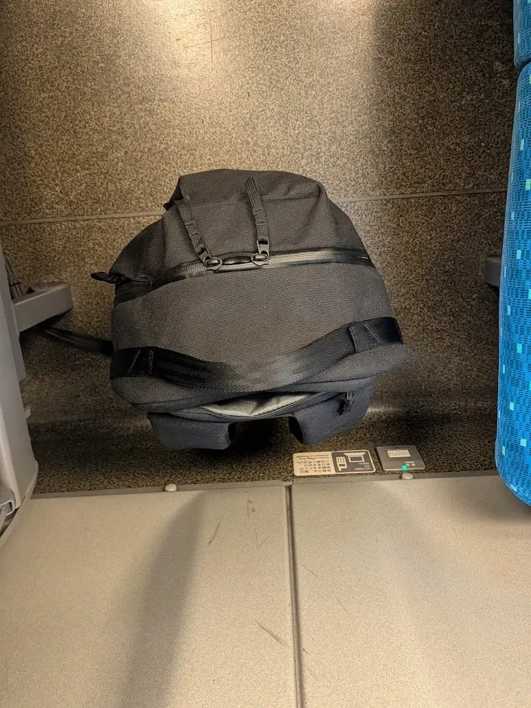 新幹線の座席の足元に置いたABLE CARRY Daily Plusを真上から見たところ