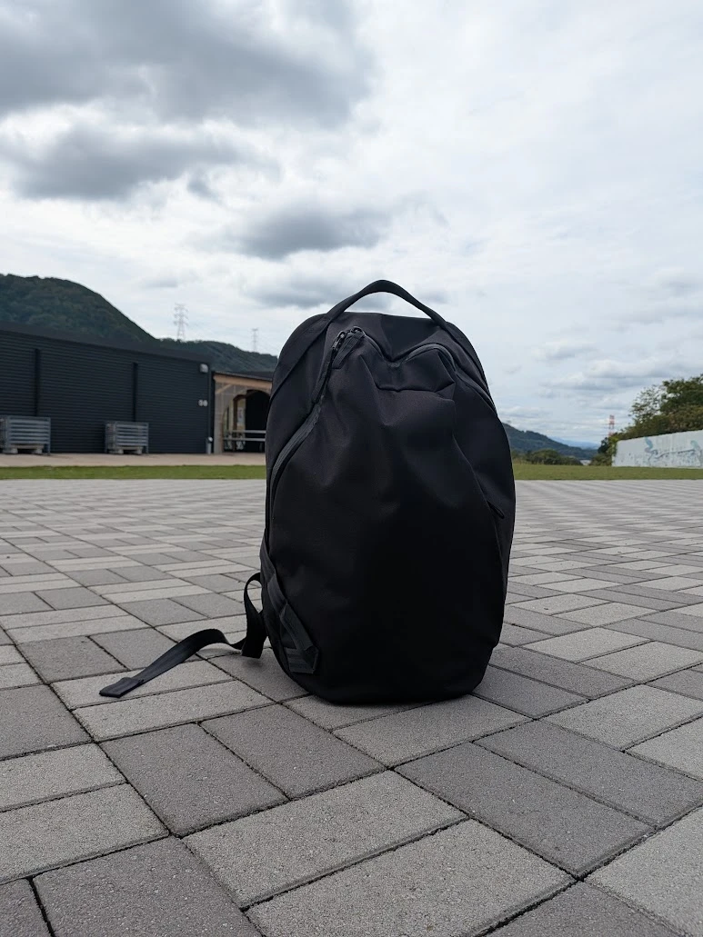 屋外の石畳の上で、支えなしで自立しているABLE CARRY Daily Plus