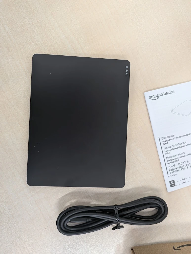 本体、ユーザーマニュアル、USB-Cケーブル