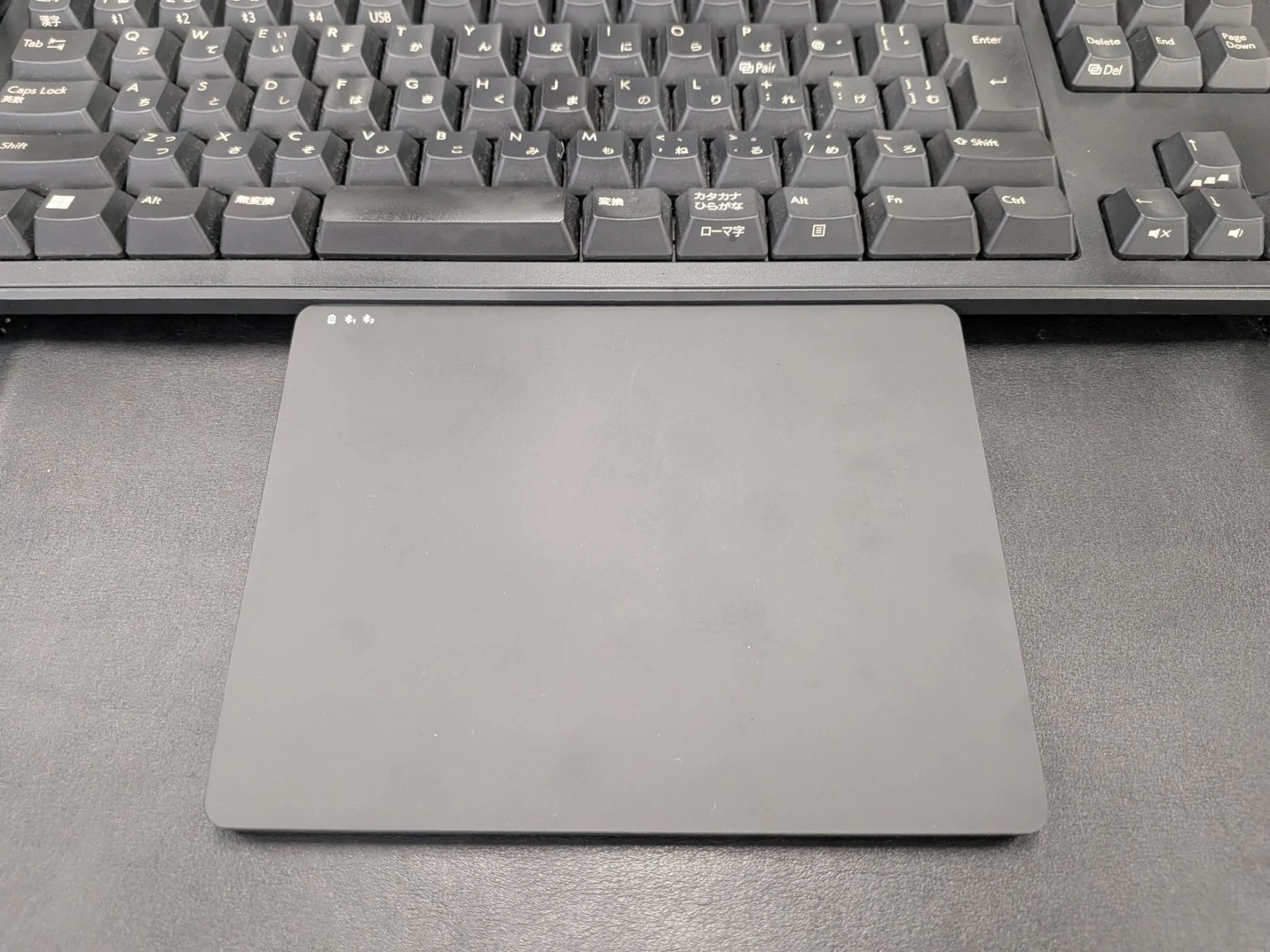 キーボードの手前に置いたトラックパッド全体